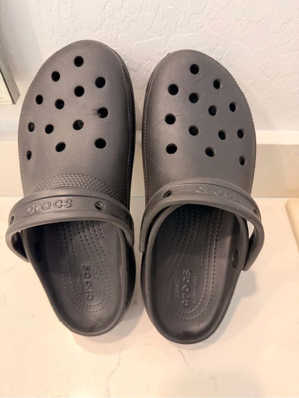 CROCS Classic Clog in Charcoal Gray